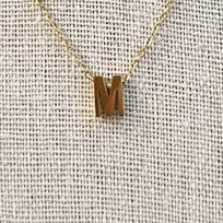 Collar Inicial Dorada Gruesa Letra "M"