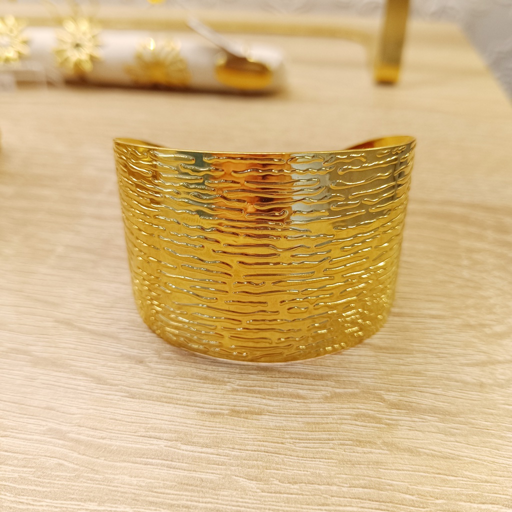 Brazalete Supreme Ancho Relieves Dorado