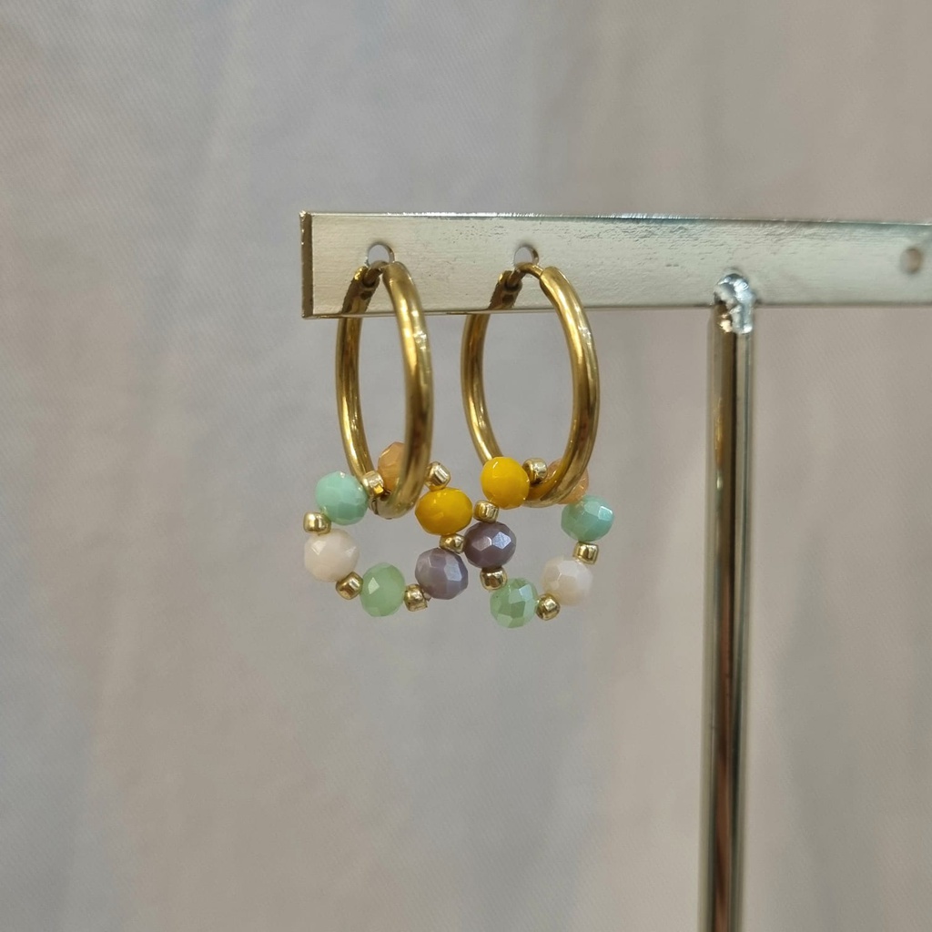 Aro Dorado con Charm Circular de Cuentas
