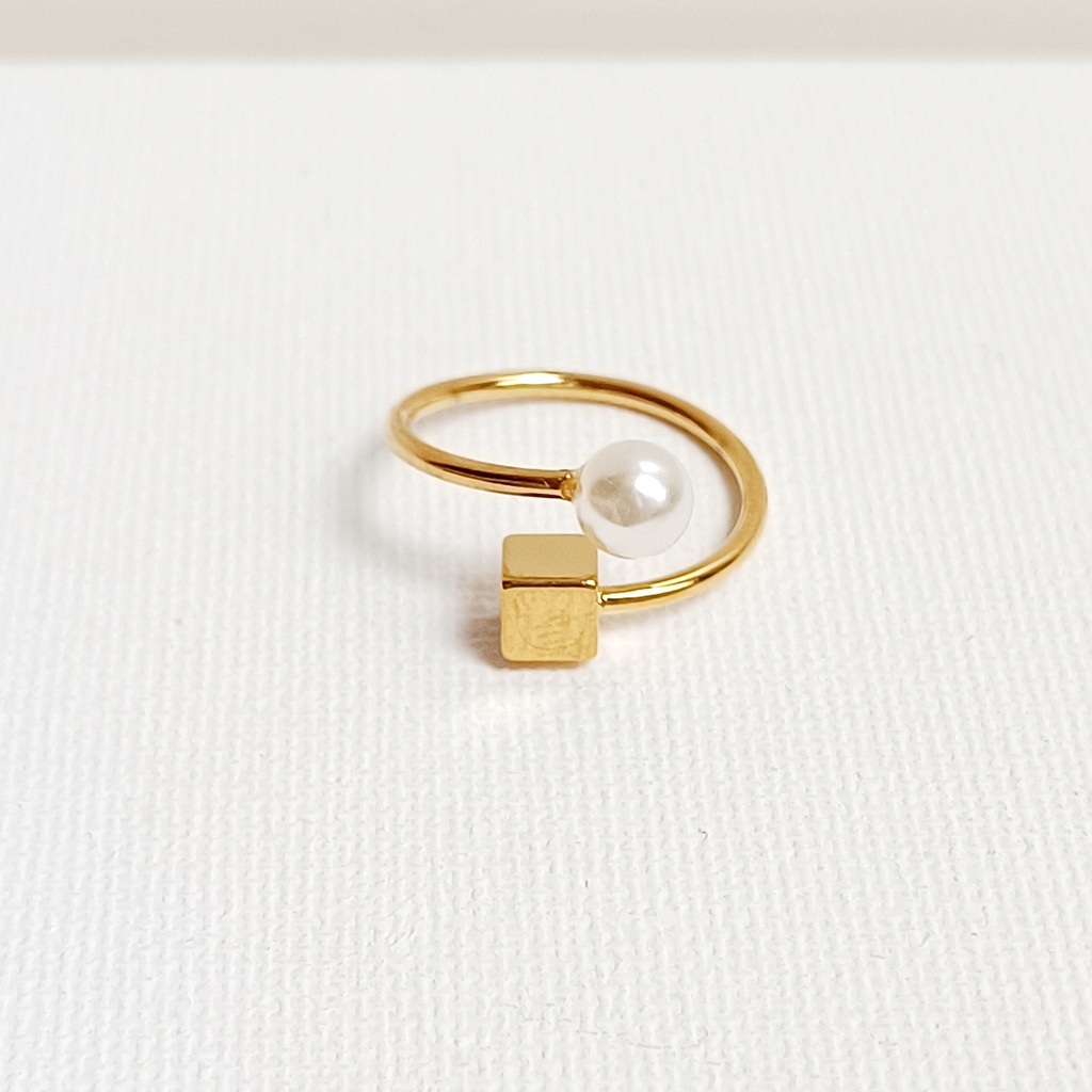 Anillo Cubo y Perla Dorado