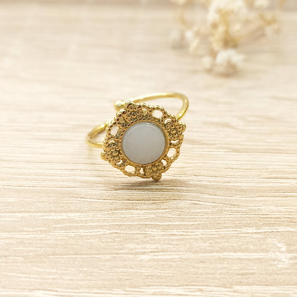 Anillo Floritura Piedra Blanca Dorado