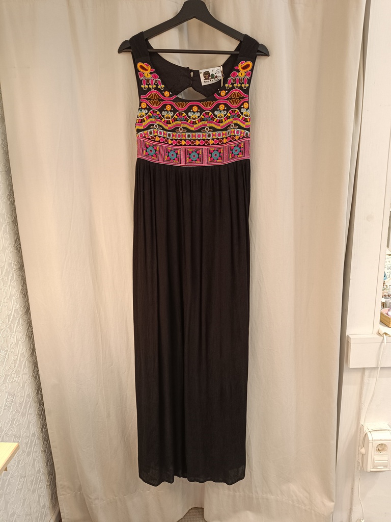 Vestido Largo Negro Pechera Bordados y Espalda Descubierta - Peace&amp;Love