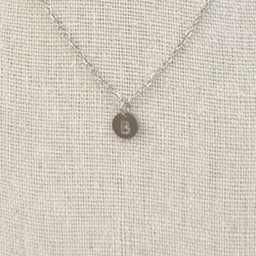 Collar Inicial Plateada Chapita Redonda Letra &quot;B&quot;