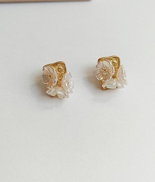 Pendientes Cuadrados Flores Acrílico Blanco Dorados