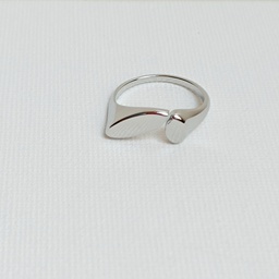[J250073V] Anillo Óvalo Y Círculo Plateado